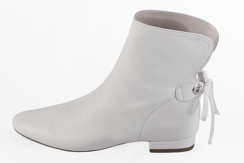 Pure white women's ankle boots with laces at the back. Round toe. Flat block heels. Profile view - Florence KOOIJMAN